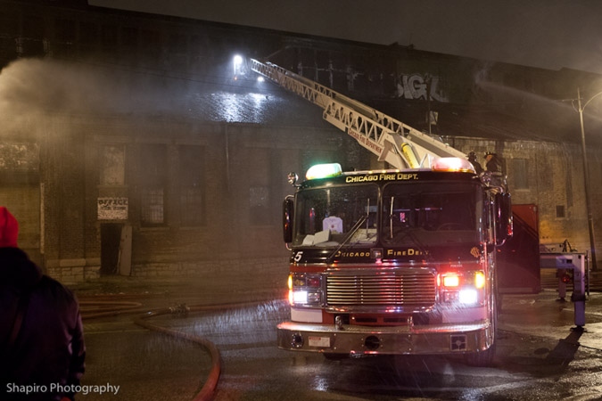 Chicago Fire Department3-11 alarm fire at 2626 W Roosevelt Road 12-27-11 Chicago Tower Ladder 5 American LaFrance Eagle LTI